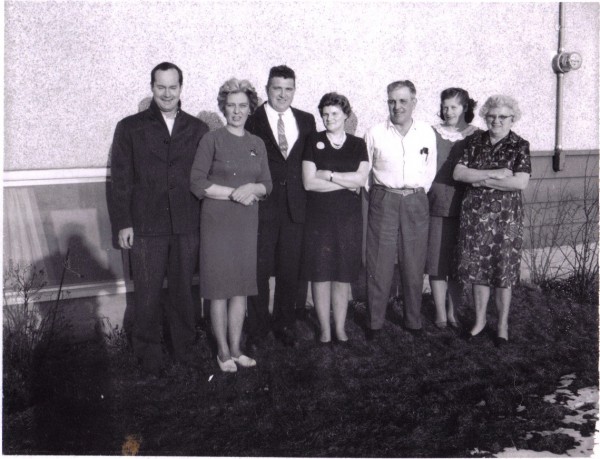 (l-r) Don Branchflower, Thelma, Stan, Evelyn, unsure, Lucy, Lillian. Uncle Bob must be taking the picture. Unknown probably Ervin, Lillian's brother or Hughie,Lucy's brother